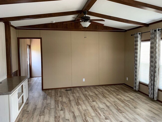 Building Photo - 3 bedroom 2 bath