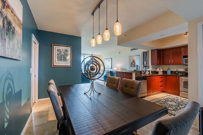 Building Photo - 403 S Sapodilla Ave