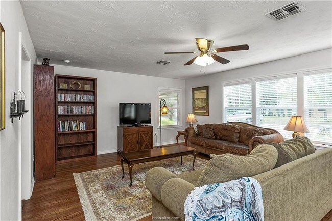 Building Photo - 737 Garden Acres Blvd