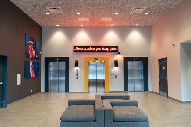 Photo du bâtiment - Hat at Five Corners