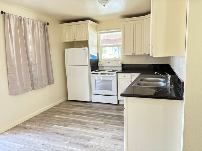 Foto del edificio - Three Bedroom Home