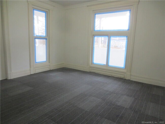 Building Photo - 305 S Main St