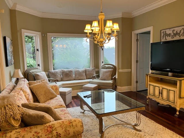 Beautiful lounge, perfect for reading your favorite book or sipping on your morning coffee. - 4916 Samuel Pinckney Dr