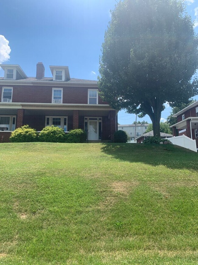 Building Photo - Video in Pictures! West York SD 4 Bedroom/...