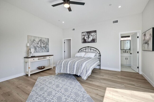 Building Photo - Spacious & Stylish 4BR/3BA Apartment in Imperial Beach!