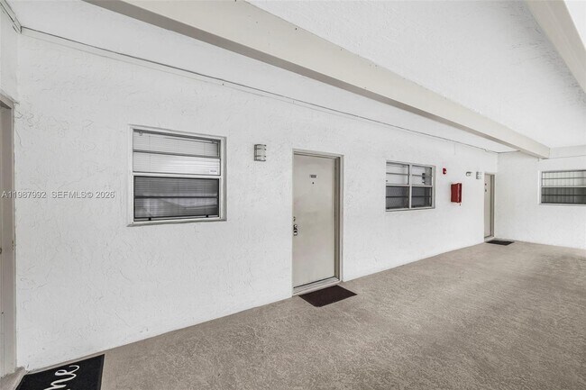 Foto del edificio - 18001 N Bay Rd