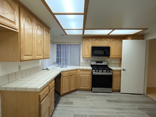 Foto del edificio - Stunning Porter Ranch S&S home centrally located