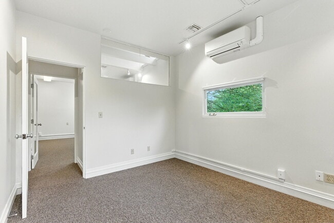 Building Photo - 906 NW 23rd Ave