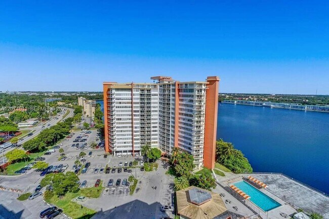 Building Photo - 1351 NE Miami Gardens Dr