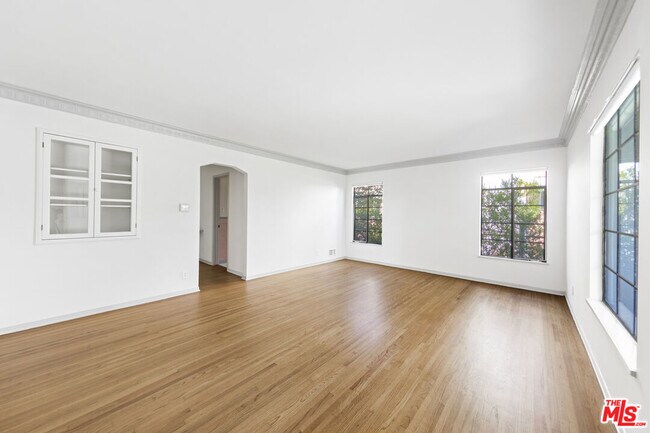 Foto del edificio - 1031 S Tremaine Ave