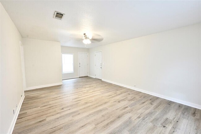 Foto del edificio - 6802 Creedmoor Rd