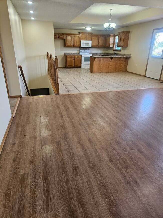 Foto del edificio - WOW! Look at this property ! You cant beat this price in NIXA-3200 SQ FT