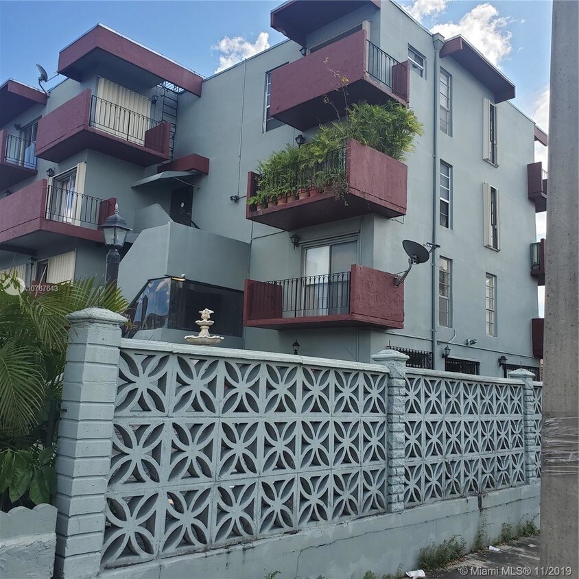 Foto principal - 6580 W Flagler St