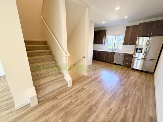 Foto del edificio - Modern 2-Bedroom Townhome on 3 Levels with Garage, A/C and Private Patio – Great SE Portland Loca...