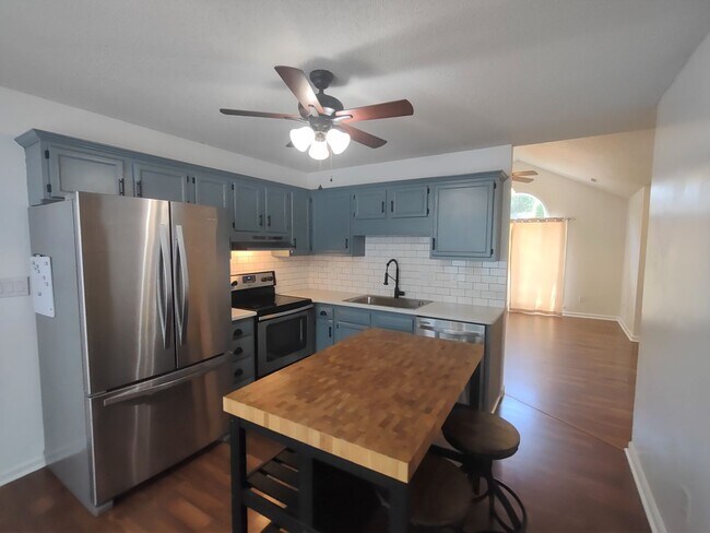 Foto del edificio - Beautiful Brick Ranch located in Cinnamon ...