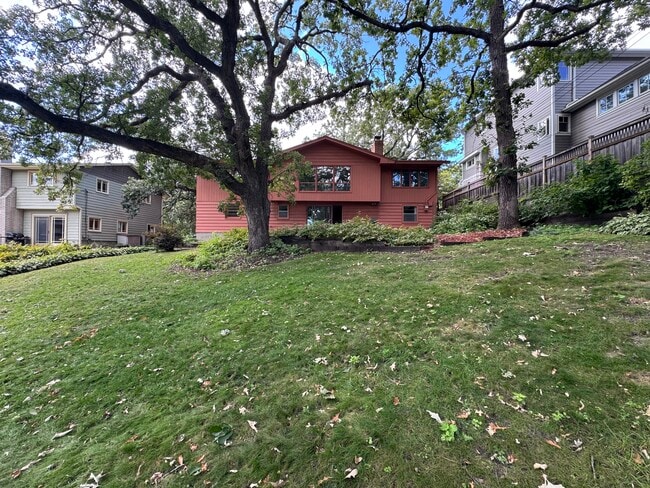 Large backyard with walkout basement - 4007 Grimes Ave S
