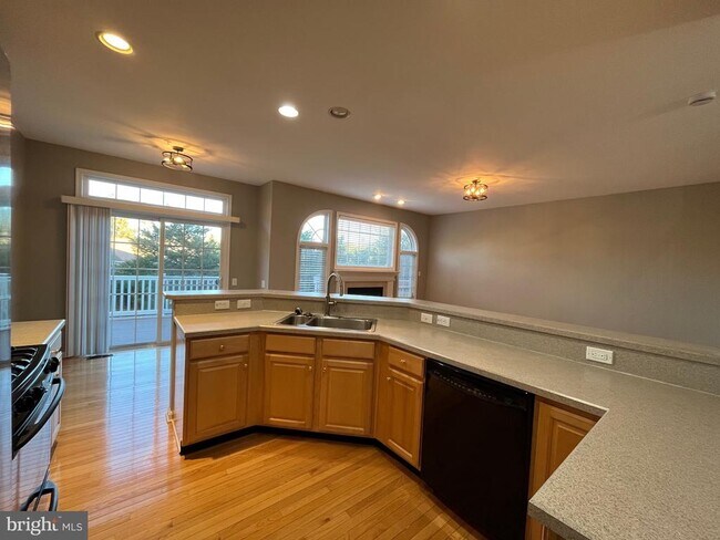 Foto del edificio - 895 Chatfield Rd