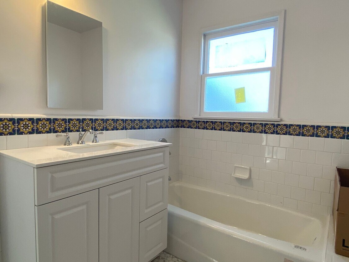 Building Photo - UPCOMING FULLY REMODELED AND UPDATED 3BD/1...