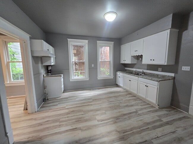 Building Photo - 1608 W Lincoln Ave