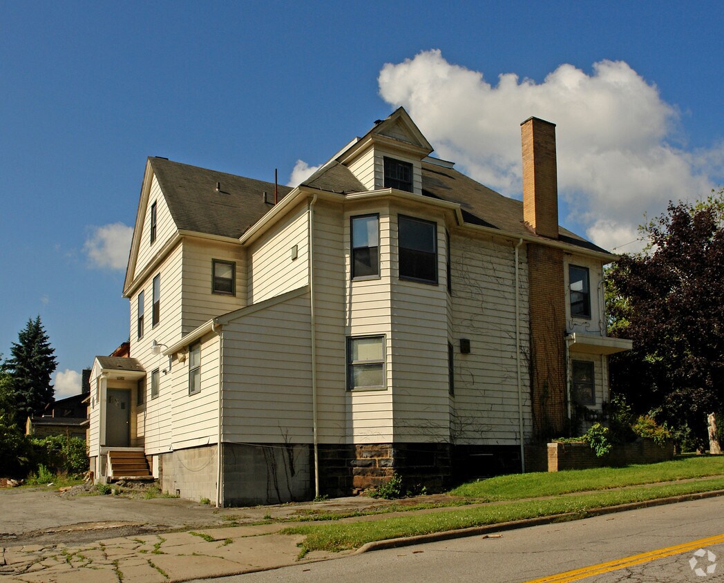 Building Photo - 1239 Elm St