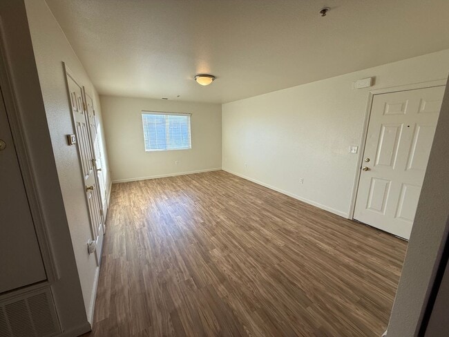 Foto del edificio - 1230 W Newlands Dr