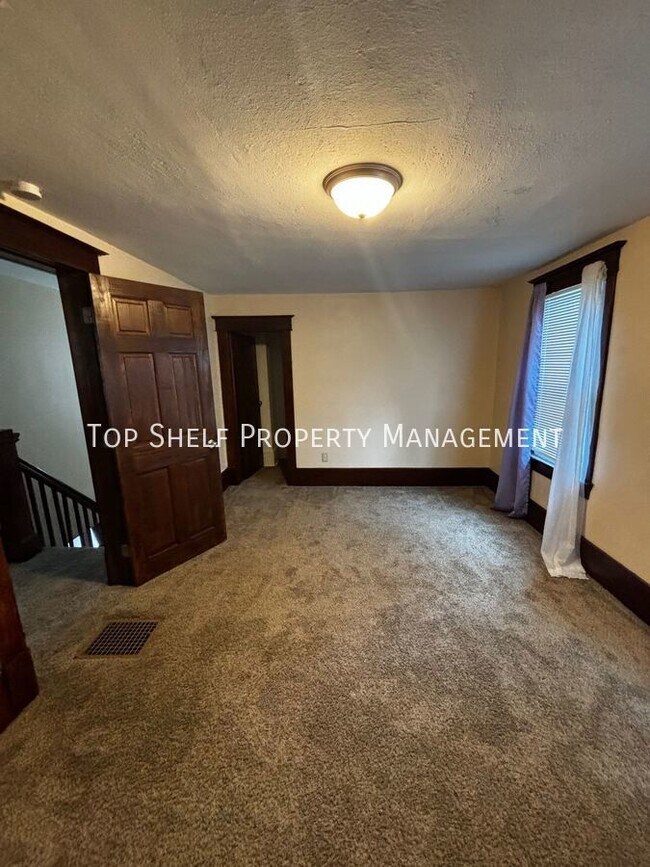 Foto del edificio - 1555 E Court Ave