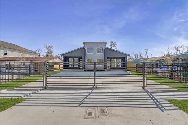 Building Photo - 5034 Pershing St