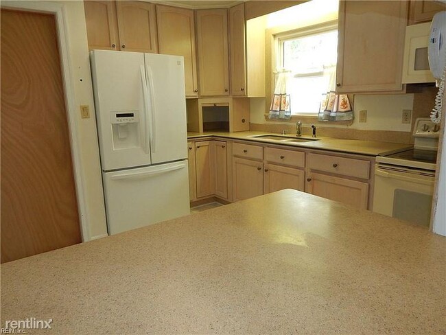 Building Photo - 3 br, 1.5 bath House - 6312 Eastport Rd