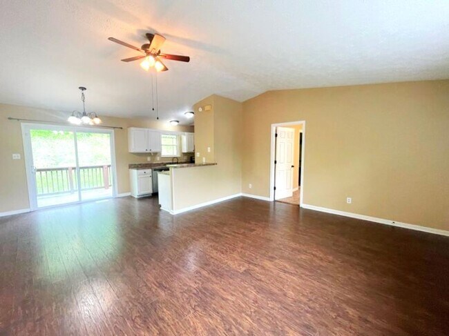 Building Photo - Charming 2 Bedroom/2 Bath House!