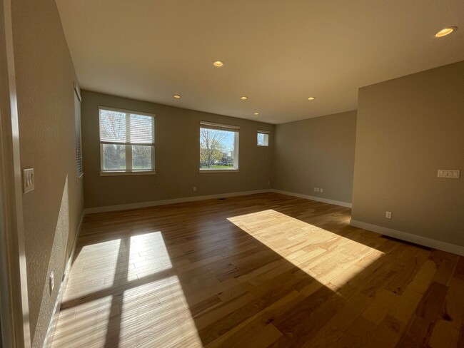 Foto del edificio - Modern, Spacious 4 bedroom townhome with 2...