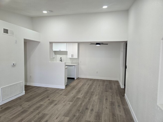 Foto del edificio - ~READY TO MOVE INTO~ REMODELED 2ND FLOOR 2...