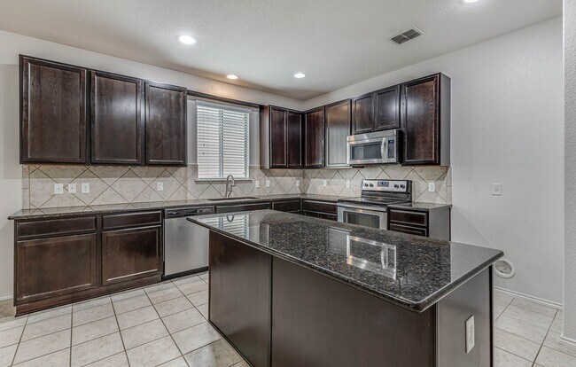 Foto del edificio - -bedroom, 2-bathroom home nestled in the heart of the sought-after TRAILS @ KENSINGTON RANCH subd...