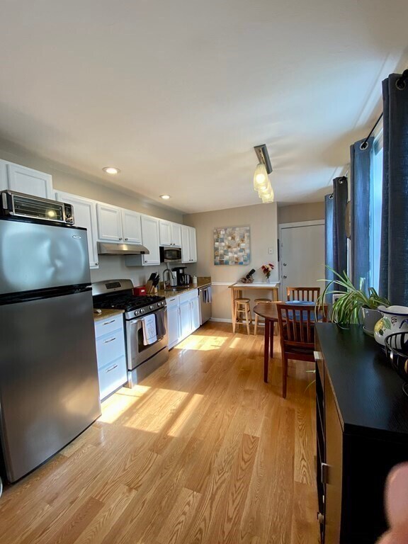 Foto del edificio - 421 E 3rd St