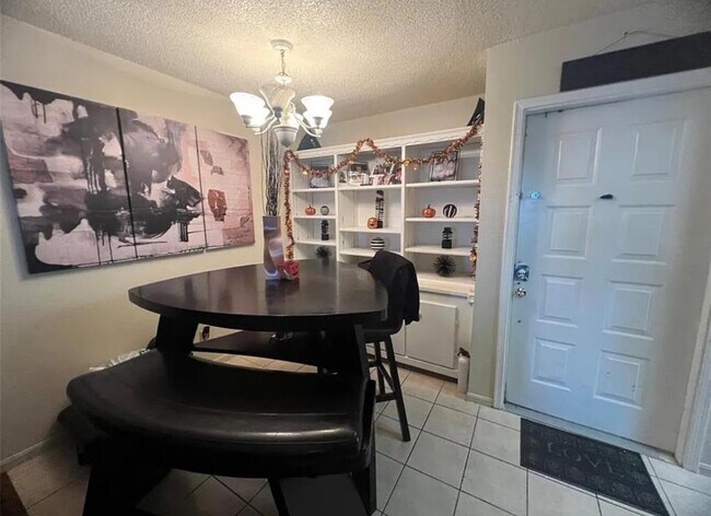 Building Photo - 2830 S Bartell Dr
