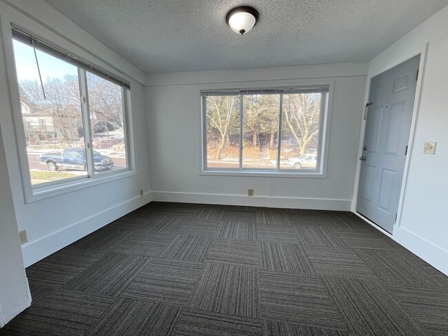 Foto del edificio - Rent Special - 3 Bed/2 Bath Duplex Apartment Near Downtown!