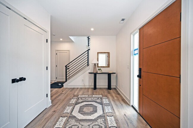 Foto del edificio - 3 Bed, 3.5 Bath - Modern, sleek & steps fr...