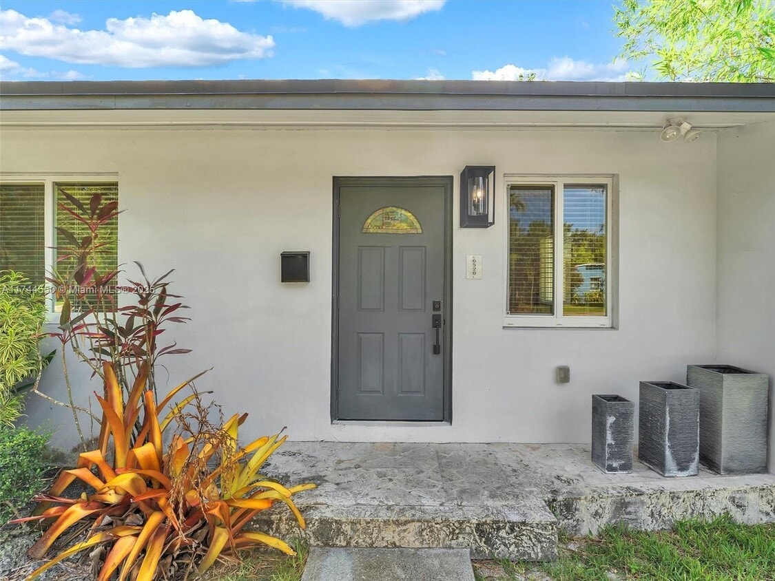 Primary Photo - 6520 SW 63rd Ct