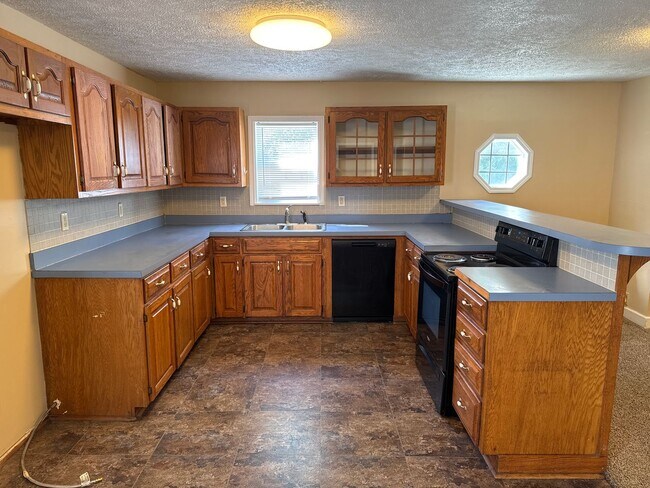 Building Photo - 3 Bedroom 2 Bath in Republic!  $1195