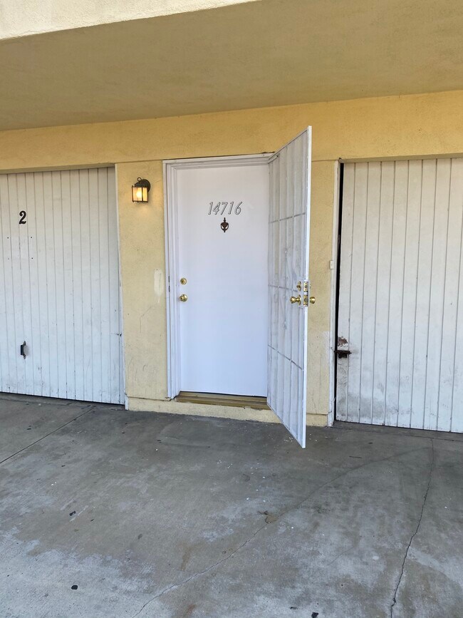 Building Photo - 14716 Eastwood Ave