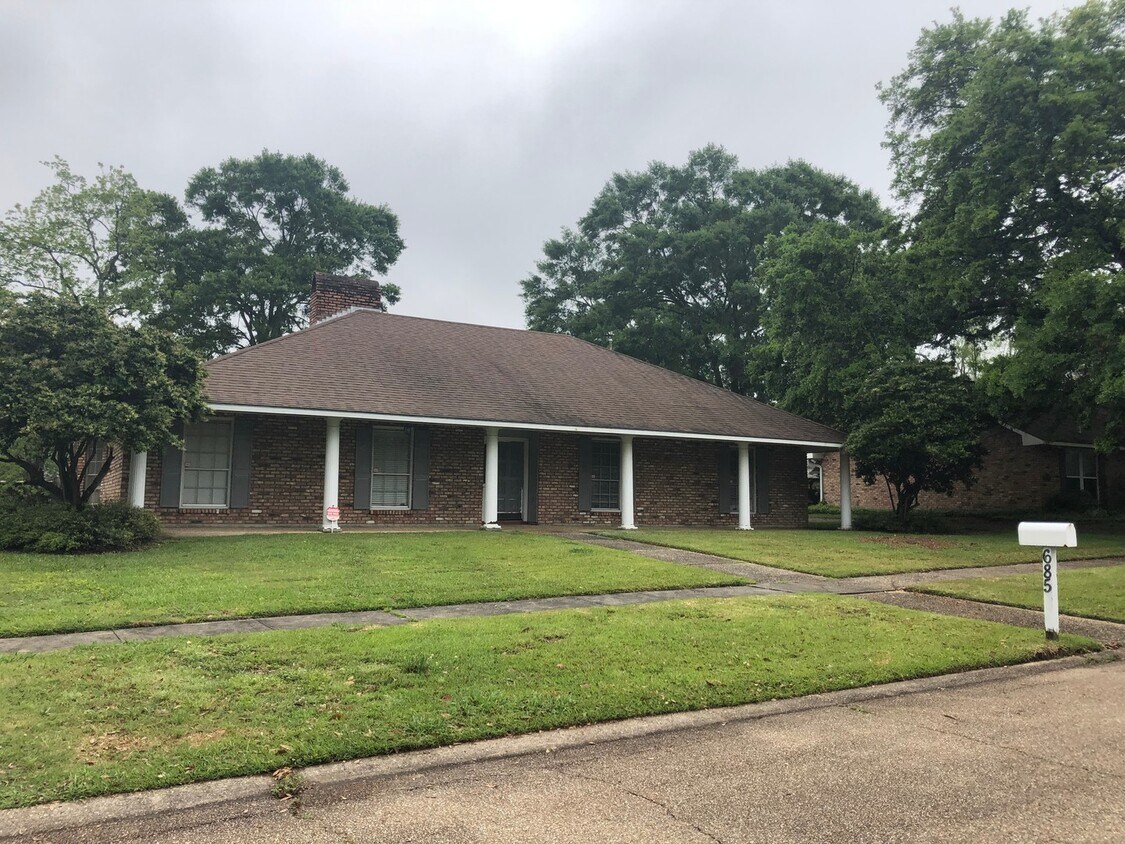 Primary Photo - 4 Bedroom House located in the Kenilworth ...