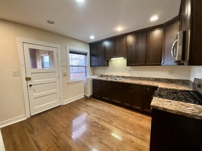 Foto del edificio - 554 Green Bay Rd