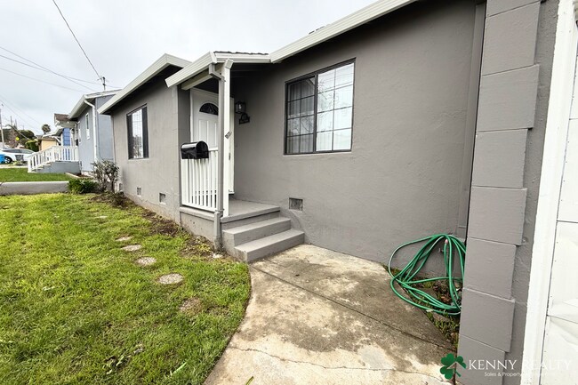 Foto del edificio - Just Remodeled 2BR Home with Garage & Large Backyard in San Bruno