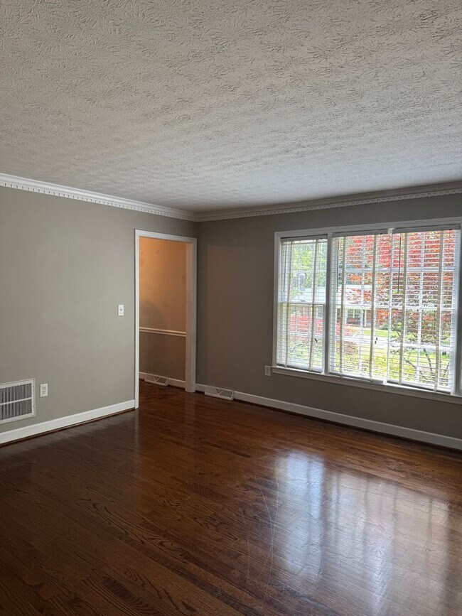Foto del edificio - 4 Bedroom with fenced in yard!
