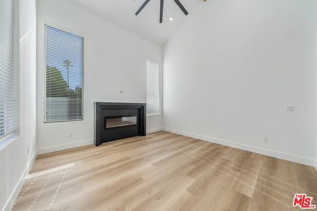 Building Photo - 12919 Addison St