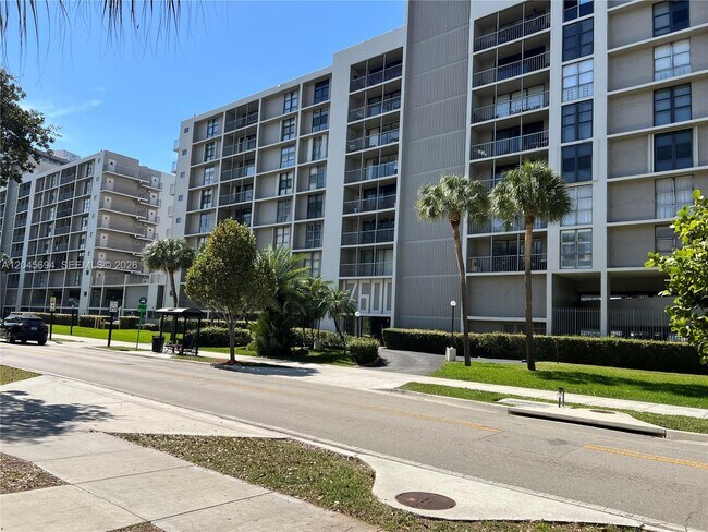 Building Photo - 17600 N Bay Rd