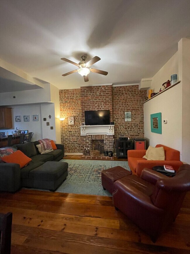 Building Photo - Spacious and Bright 3 Bed 2.5 Bath in Chur...
