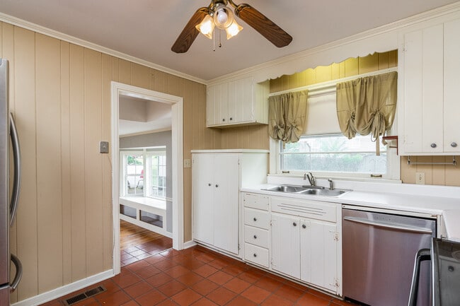 Building Photo - 5121 Wilmar Dr