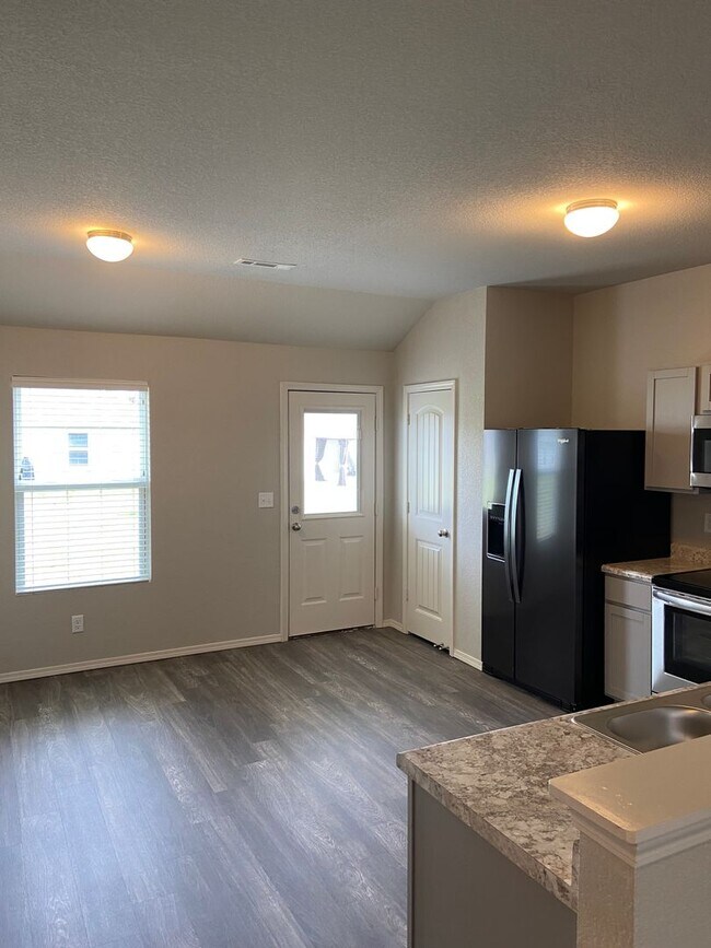 Foto del edificio - *Pre-Leasing* | Four Bedroom | Two Bath Ho...