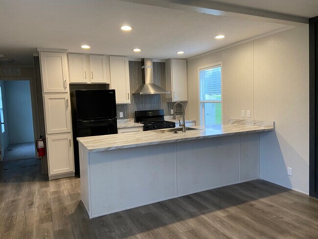 Building Photo - 303 Tamarack