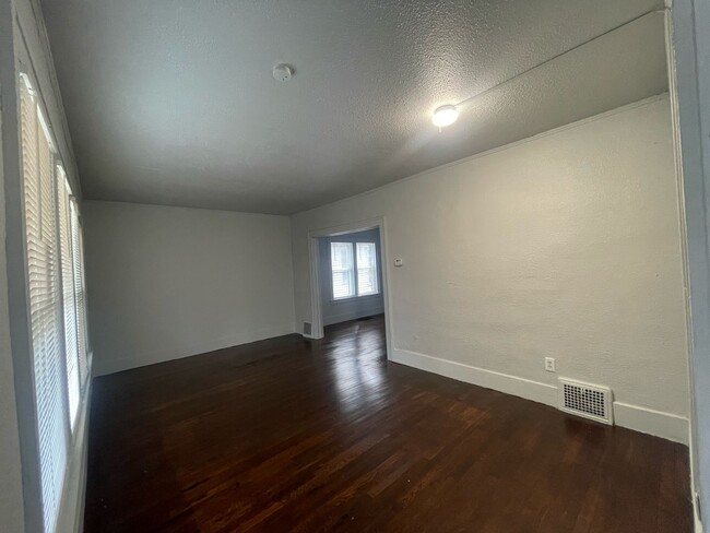 Foto del edificio - 4625 Chalmers St